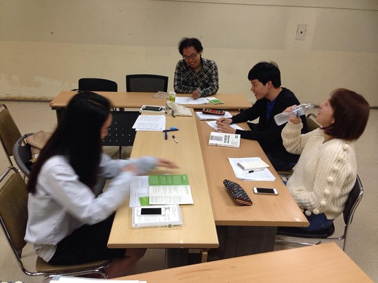 녹색당 고려대 모임 구성원들이 모여서 <녹색평론> 읽기 모임을 가졌다.
