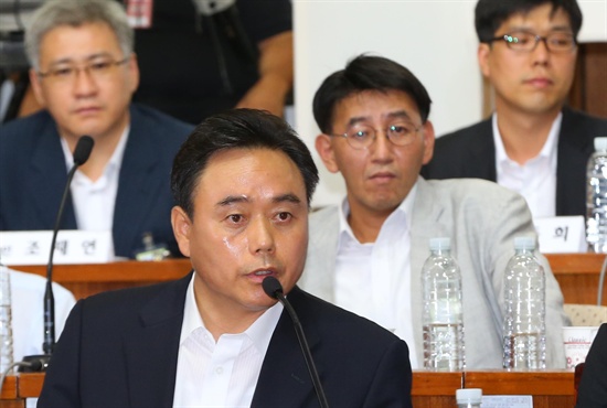 국가정보원 댓글의혹 사건 규명을 위한 국정조사 특위 2차 청문회가 열렸던 2013년 8월 19일 증인으로 출석한 김상욱 전 국정원 직원이 의원들의 질문에 답변하고 있다. 
