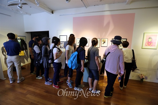 세월호 참사 유가족들이 10일 오후 청와대 부근 서촌갤러리에서 '단원고 2학년 3반 17번 박예슬 전시회'를 관람하고 있다.
