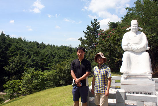  이색기념관 앞에 세워져 있는 선생의 동상