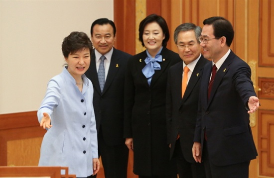 박근혜 대통령이 10일 오전 청와대에서 열린 여야 원내지도부 회동에서 자리를 안내하고 있다.