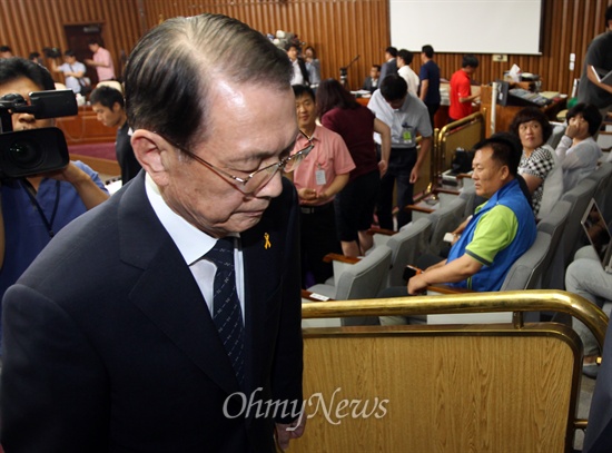 김기춘 청와대 대통령비서실장이 10일 오후 서울 여의도 국회에서 열린 세월호침몰사고 진상규명 국정조사 특별위원회 청와대 비서실, 국가안보실, 국무총리실 기관보고에서 잠시 정회되자, 회의장을 나서며 세월호 유가족 옆을 지나가고 있다.