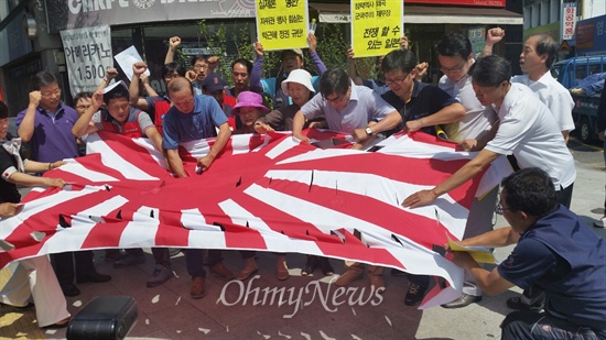 10일 오전 대구시 중구 3.1운동기념비 앞에서 일본 평화헌법 무력화와 집단자위권 행사 저지를 위한 기자회견을 마친 시민들이 욱일승천기를 찢는 퍼포먼스를 벌이고 있다.