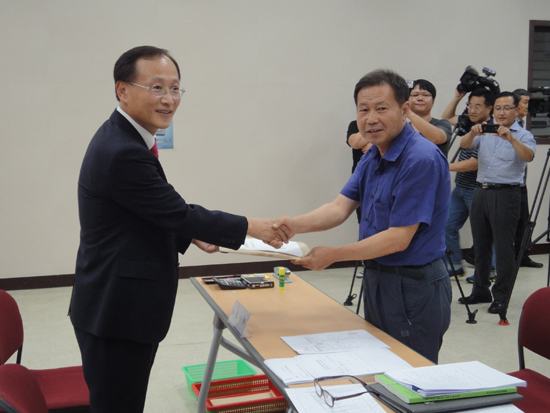 김제식 후보가 후보등록 첫날인 10일 서산시 선거관리위원회에 등록서류를 제출하고 있다.