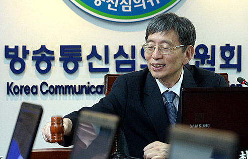 뉴라이트 역사학자 박효종이 방송통신심의위원장이 되어 가장 먼저 한 일이 KBS의 '문창극 강연 보도'에 대한 심의였다.