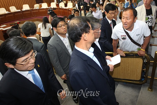 세월호 유가족, 황교안 장관 향해 "거짓말하려면 제대로 해" 11일 오전 서울 여의도 국회에서 열린 세월호 국정조사 특별위원회 종합 정책질의를 지켜본 유가족이 황교안 법무부 장관(사진 왼쪽)을 비롯한 증인들의 불성실한 답변 태도에 항의하고 있다.
국정조사 특별위원회 오전 질의를 지켜본 유가족은 정부의 세월호 참사 늑장대응과 책임전가 답변에 "장관 나리 입 안 아프냐, 거짓말하려면 제대로 해라"며 분통을 터뜨렸다.
이날 기관보고에는 김동연 국무조정실장, 이주영 해양수산부 장관, 김석균 해양경찰청장, 강병규 안전행정부 장관, 황교안 법무부 장관, 김영호 감사원 사무총장 등이 증인으로 참석했다.