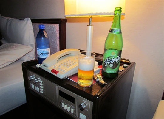 강서약수(왼쪽, 파란병)과 대동강 맥주
