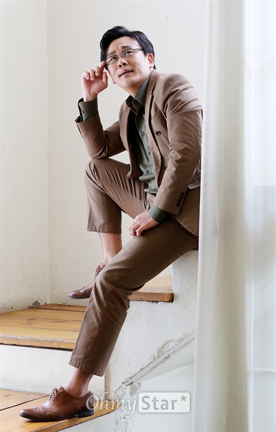   영화<신의 한수>에서 생활형 내기바둑꾼 꽁수 역의 배우 김인권이 9일 오후 서울 팔판동의 한 카페에서 오마이스타와의 인터뷰에 앞서 포즈를 취하고 있다.