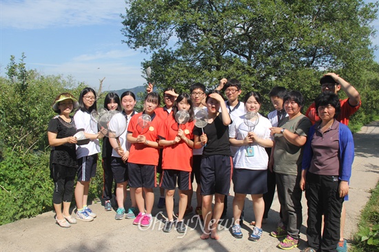  창원 대산고등학교 환경동아리 학생들이 11일 주남저수지에서 습지생물 관찰 활동을 벌이고 있다.