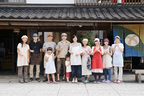 시골 빵집 '다루마리' 단체 사진. 