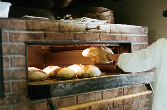시골 빵집 '다루마리'에서 빵 굽는 모습