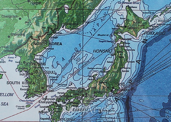11일 부산 해군작전사령부에 입항한 미해군 항공모함 조지워싱턴호의 브리지(항해를 총괄하는 함교)에 내걸린 지도에 동해(East sea)가 일본해(Sea of Japan)로 표기되어 있다. 