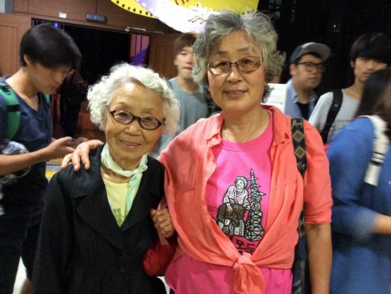 반핵영화제를 찾은 이사라(83), 한옥순(67) 할매. 유독 많은 10대 관객들을 향해 연신 "고맙다"고 말하던 한옥순 할매. 그는 오늘도 송전탑을 쥔 할매의 얼굴이 그려진 티셔츠를 입었다. 