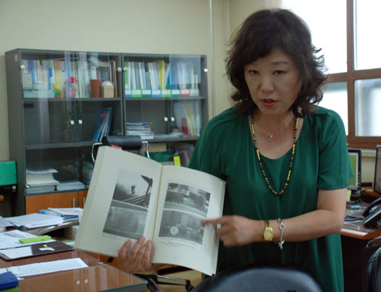 서지은 교수가 1995년 한국수자원공사가 발간한 댐·저수지 수중 생태계 변화에 관한 연구를 보여주고 있다.