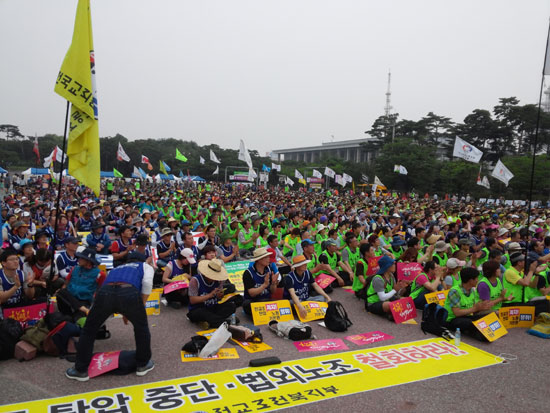 12일, 여의도 공원 문화마당에서 전교조 주최로 전국교사결의대회(경찰 추산 4천 명, 주최측 추산 7천 명)가 진행되고 있다. 