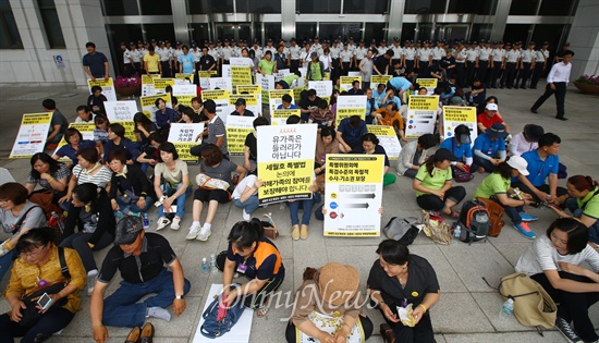 세월호참사 유가족 150여명이 12일 오후 여의도 국회 본청앞에서 특별법 제정관련 여·야·가족 3자협의체 구성을 촉구하며 농성을 벌이고 있다.