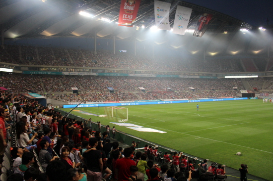 수퍼매치에 운집한 구름관중 이 날 서울월드컵경기장에는 46549명의 관중이 운집했다. 이 수치는 2014년 한국 프로스포츠 최고기록이다.