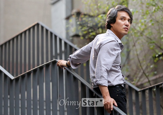  KBS대하드라마 <정도전>에서 정도전 역의 배우 조재현이 1일 오후 서울 대학로에서 열린 기자간담회에 앞서 포즈를 취하고 있다.