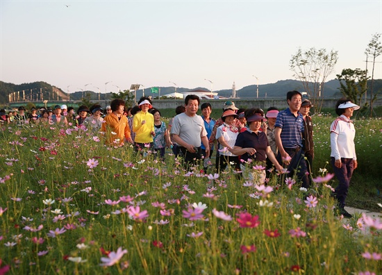 합천군민건강걷기대회가 지난 11일 저녁 1000여명이 참가한 가운데 황강생태공원에서 개최되었다. 