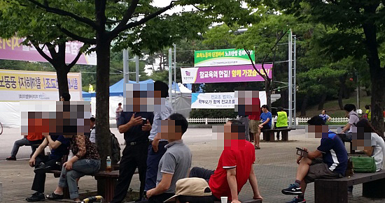 지난 12일 오후 5시쯤 서울 여의도 문화광장 주변에 나타난 전국 시도교육청 직원들. 