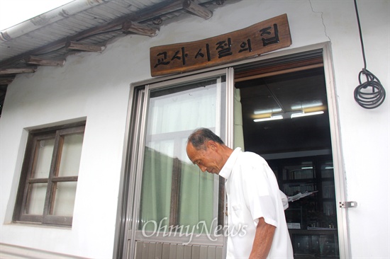  경남 사천 용현면 신복리에 있는 '박연묵 교육박물관'에서 박연묵 관장이 교사할 때 자료를 모아 놓은 방을 나오고 있다.