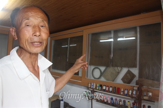  경남 사천 용현면 신복리에 있는 '박연묵 교육박물관'에서 박연묵 관장이 1961년에 도안해 놓은 '수예(자수)' 디자인을 모은 '디자인북'을 살펴보며 설명하고 있다.