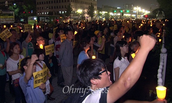 13일 저녁 서울 여의도 국회의사당 앞에서 세월호참사 추모와 진상규명 촉구 촛불예배가 열렸다. 이날 참가자들이 예배 도중 세월호 특별법 TF 회의가 열리고 있는 국회를 향해 "특별법을 제정하라!"고 외치고 있다.