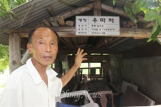  경남 사천 용현면 신복리에 있는 '박연묵 교육박물관'에서 박연묵 관장이 우마차를 설명하고 있다.