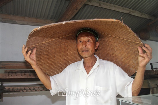  경남 사천 용현면 신복리에 있는 '박연묵 교육박물관'에서 박연묵 관장이 평생 모은 민속자료를 들어 보이고 있다.