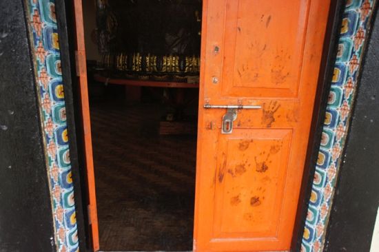 타쉬딩 곰파. 시킴에서 가장 성스럽다고 여겨지는 곰파다. 타쉬딩 전 들렀던 마을인 육솜에서 시킴의 첫 왕을 앉혔던 세 명의 현자 중 한 명인 느가닥에 의해 1641년 세워졌다. 