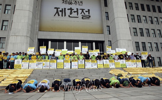 세월호 특별법 제정을 촉구하며 단식농성에 돌입한 세월호 가족대책위 대표단이 14일 오전 서울 여의도 국회 본청 앞에서 기자회견을 열어 진상규명을 위한 특별법 제정에 힘써 준 시민들에게 감사의 큰절을 하고 있다.