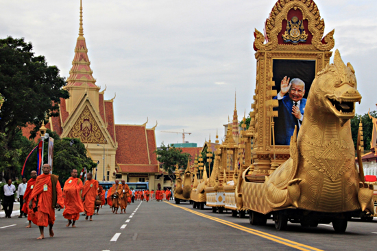 지난 10일(현지시각) 국왕유골아치식에 참석하기 위해 전국 각처에서 불교승려들이 왕궁앞으로 향하고 있는 모습. 