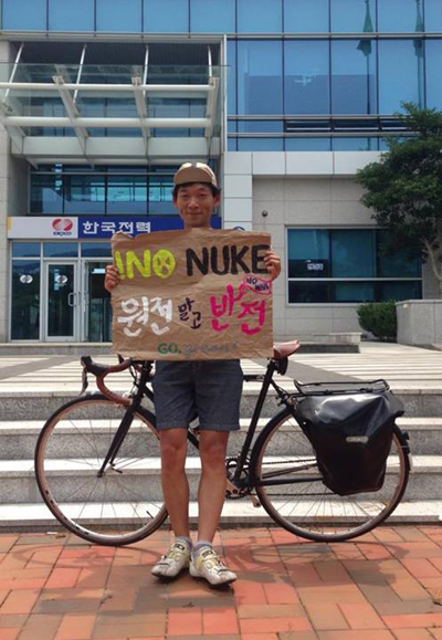 지난 1일 녹색당 당원 윤영배씨가 제주 서귀포시 한전지사 앞에서 핵발전정책 확대에 반대하는 1인시위를 벌이고 있다.