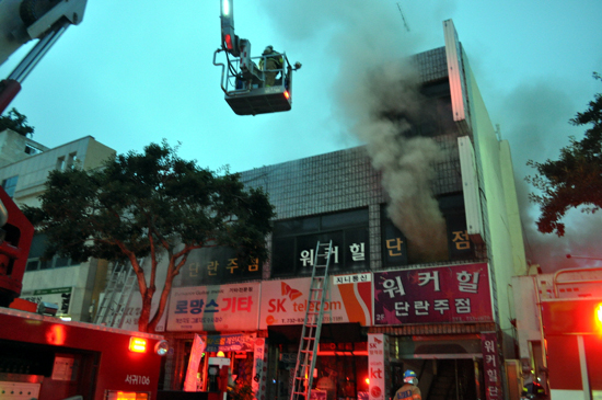 13일 오후 7시21분 서귀포시 서귀동 2층 건물에 위치한 단란주점에서 화재가 발생해 인근 119센터 소방관들이 긴급 출동했다.