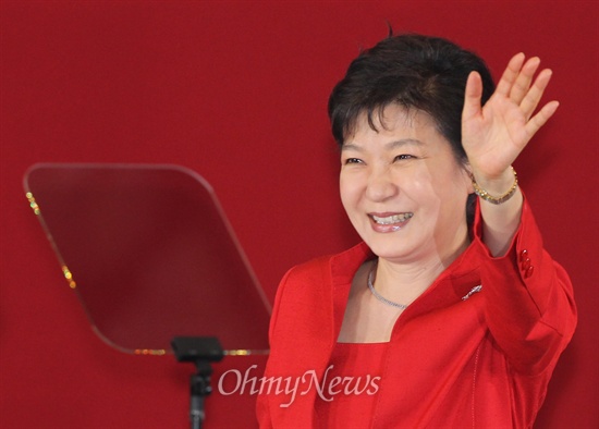박근혜 대통령이 14일 오후 서울 잠실실내체육관에서 열린 새누리당 제3차 전당대회에 참석해 당원들에게 손을 들어 인사하고 있다.