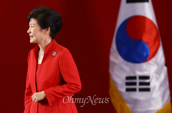 박근혜 대통령이 지난 14일 오후 서울 잠실실내체육관에서 새누리당 최고대표위원을 선출하는 제 3차 전당대회에 참석해 축사를 마치고 인사를 하고 있다.