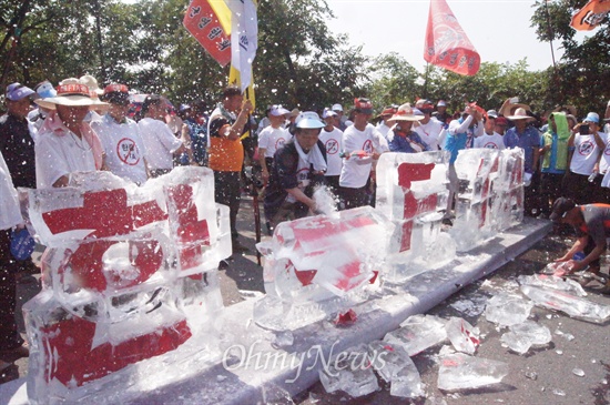 한중FTA를 반대하는 농민대회가 14일 오후 대구시 북구 산격동 산격대교 앞에서 열린 가운데 농민들이 얼음으로 만든 '한중FTA'글자를 망치로 깨고 있다.