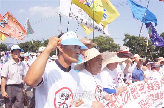  한중FTA를 반대하는 농민대회가 대구시 북구 산격동 산격대교 앞에서 14일 오후 열린 가운데 농민들이 한중FTA회담이 열리고 있는 대구엑스포를 향해 행진하고 있다.