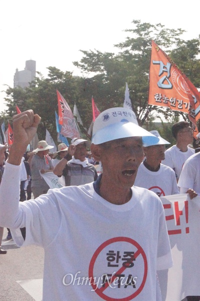  한중FTA반대 농민대회가 14일 오후 대구시 북구 산격동에서 열린 가운데 한 농민이 구호를 외치고 있다.