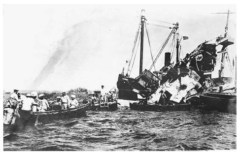 1898년 2월 15일 아바나 항에 정박 중이던 메인호가 원인모를 폭발로 침몰해 승조원 260여 명이 목숨을 잃는 사건은 미국이 스페인에 전쟁을 선포하는 계기를 제공했습니다.
