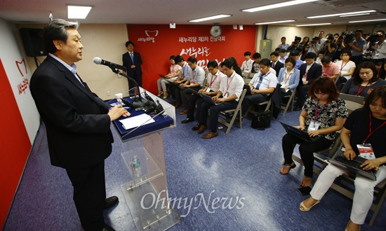 김무성 '보궐선거까지 인사 변동 없다' 김무성 당 대표 당선자가 14일 오후 서울 잠실실내체육관 기자실에서 기자들의 질문에 답변하고 있다.
