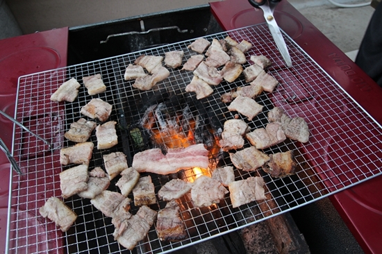   옥상에서 숯불 바비큐파티가 이어진다.
