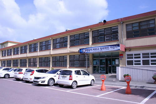 입구에서 바라본 삼성초등학교 전경.