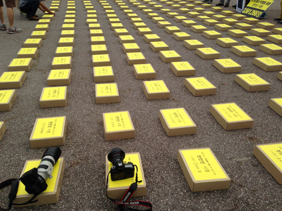 여의도 광장에 노란색 박스 416개가 진열됐다. 이 상에는 세월호 참사 특별법 제정을 촉구하는 국민서명이 담겨져 있다. 