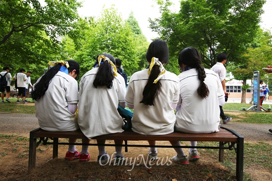 2014년 7월 15일, 세월호침몰사고 생존 단원고 학생들이 경기도 안산에서 국회를 향한 도보 행진 도중 휴식을 취하고 있다.