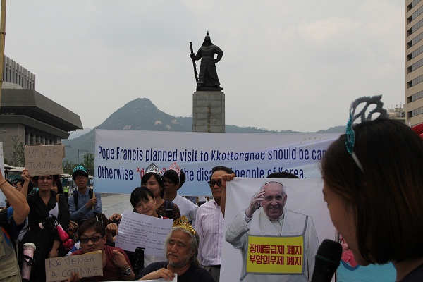 지난 6월 10일, 광화문광장 이순신 동상 앞에서 '장애등급제·부양의무제 폐지 공동행동' 주최 하에 펼쳐진 '프란치스코 교황에게 분홍종이배 보내기 기자회견'
