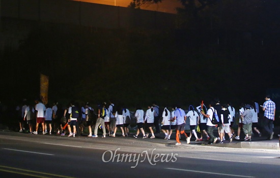 세월호침몰사고 생존 단원고 학생들이 15일 경기도 안산에서 국회를 향한 도보 행진을 하고 있다.