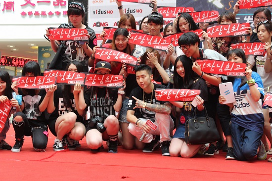  가수 박재범이 자신을 응원하러 온 팬들과 함께 기념사진을 찍고 있다.