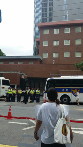일본 대사관 앞에서 1인 시위를 진행하자 저지선과 대사관 앞에 경찰들이 대기하기 시작했다.