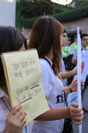 일본의 평화헌법 해석변경에 반대하는 학생들이 자위대 창설 60주년 기념행사가 열리는 서울 일본대사관저에 찾아가서 반대 피켓팅을 진행했다.